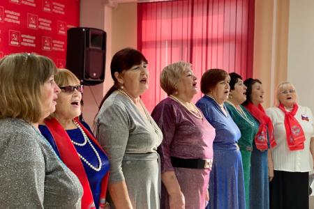 Барнаульские коммунисты и сторонники партии провели праздничный концерт в честь Дня Комсомола