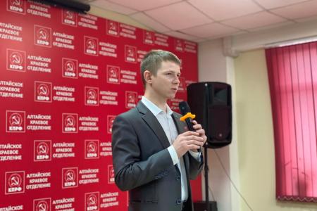 Барнаульские коммунисты и сторонники партии провели праздничный концерт в честь Дня Комсомола