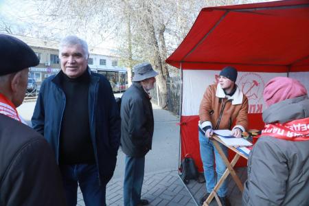 Омские коммунисты продолжают серию пикетов в поддержку Народного референдума и приглашают всех на празднование годовщины Великой Октябрьской социалистической революции