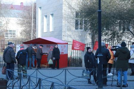 Омские коммунисты продолжают серию пикетов в поддержку Народного референдума и приглашают всех на празднование годовщины Великой Октябрьской социалистической революции