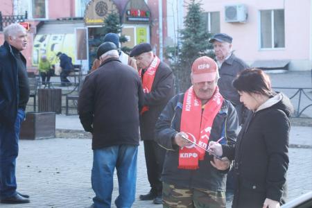 Омские коммунисты продолжают серию пикетов в поддержку Народного референдума и приглашают всех на празднование годовщины Великой Октябрьской социалистической революции