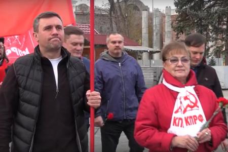 Саратовские коммунисты возложили цветы к памятнику Борцам революции и памятнику основателя Советского государства Владимиру Ильичу Ленину