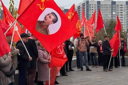 Ростовские коммунисты и комсомольцы в память о Ростовской политической стачке 1902 года развернули 30-метровое полотнище флага СССР