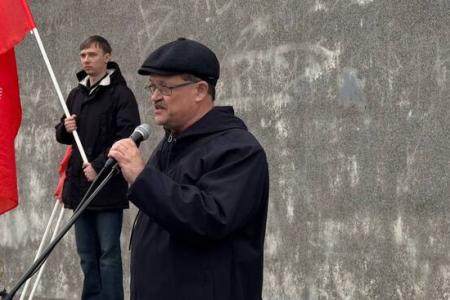 Ростовские коммунисты и комсомольцы в память о Ростовской политической стачке 1902 года развернули 30-метровое полотнище флага СССР
