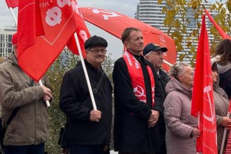 Ростовские коммунисты и комсомольцы в память о Ростовской политической стачке 1902 года развернули 30-метровое полотнище флага СССР