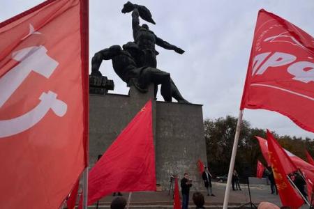 Ростовские коммунисты и комсомольцы в память о Ростовской политической стачке 1902 года развернули 30-метровое полотнище флага СССР
