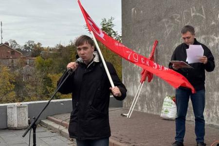 Ростовские коммунисты и комсомольцы в память о Ростовской политической стачке 1902 года развернули 30-метровое полотнище флага СССР