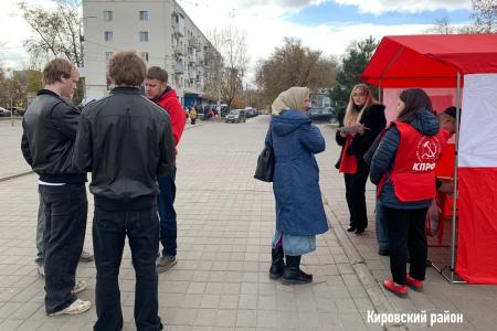 Сталинградская праздничная Красная палатка на улицах города-героя