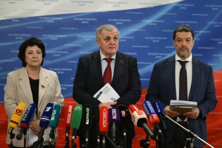 Пресс-подход в Госдуме депутатов Н.В. Коломейцева, А.Е. Глазковой, А.А. Ющенко 19 ноября 2025 года