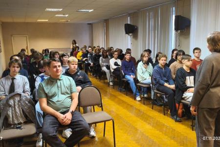 Костромские коммунисты провели беседу со студентами колледжа о Дне Великой Октябрьской социалистической революции