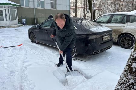 В подмосковном Обкоме прошел предновогодний субботник по уборке территории от снегопада