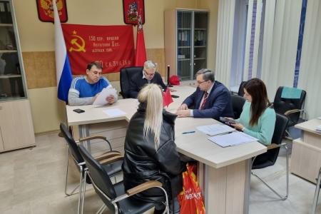 Руководитель фракции КПРФ в Мособлдуме Александр Наумов оказал помощь жителям Ступино во время приема граждан