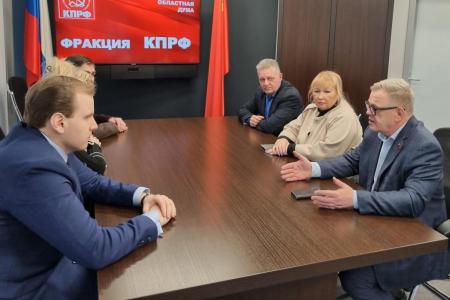 Руководитель фракции КПРФ в Мособлдуме Александр Наумов наградил волонтеров
