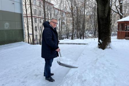 В подмосковном Обкоме прошел предновогодний субботник по уборке территории от снегопада