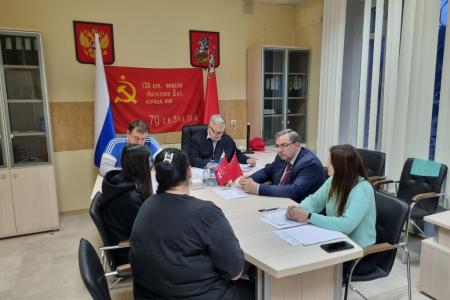 Руководитель фракции КПРФ в Мособлдуме Александр Наумов оказал помощь жителям Ступино во время приема граждан