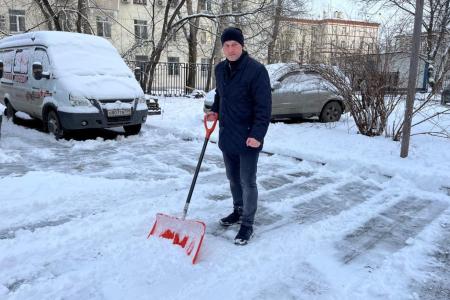 В подмосковном Обкоме прошел предновогодний субботник по уборке территории от снегопада