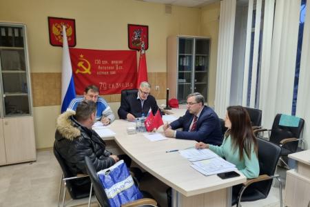 Руководитель фракции КПРФ в Мособлдуме Александр Наумов оказал помощь жителям Ступино во время приема граждан