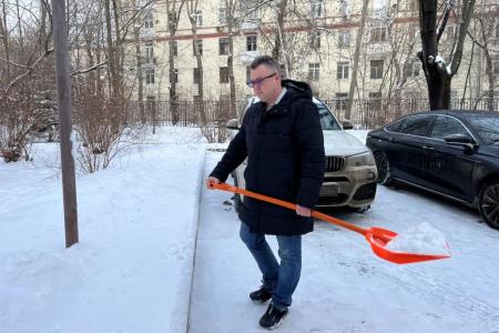 В подмосковном Обкоме прошел предновогодний субботник по уборке территории от снегопада
