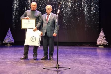 Депутаты-коммунисты Александр Наумов и Нина Останина приняли участие в предновогоднем празднике в совхозе им. Ленина