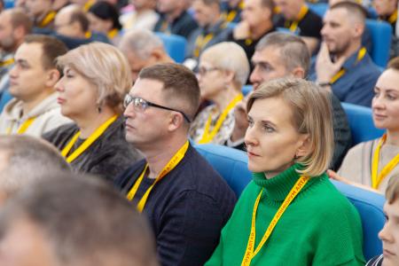 Олег Лебедев передал слова приветствия от лидера КПРФ Геннадия Зюганова участникам Всероссийского конгресса пчеловодов
