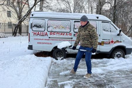 В подмосковном Обкоме прошел предновогодний субботник по уборке территории от снегопада