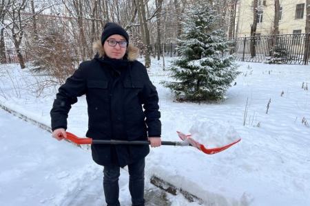 В подмосковном Обкоме прошел предновогодний субботник по уборке территории от снегопада