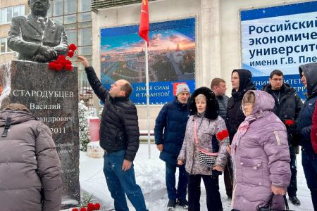 Тульские коммунисты и комсомольцы возложили цветы   к памятнику В.А. Стародубцеву