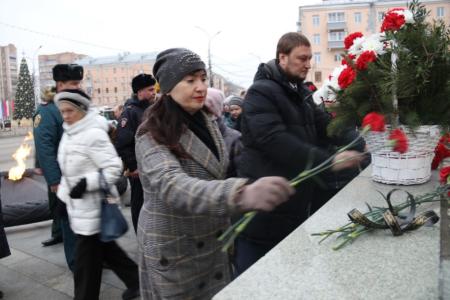 Рязанские депутаты-коммунисты приняли участие в возложении цветов к Вечному огню на площади Победы