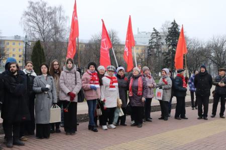 Калужские коммунисты возложили цветы к памятнику Г.К. Жукову