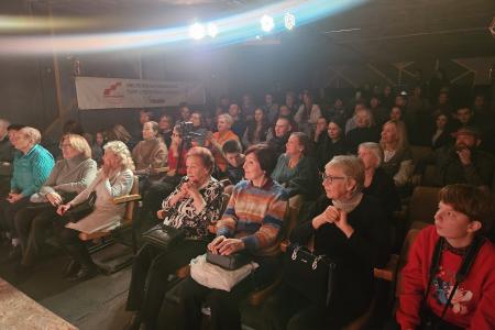 Свердловские коммунисты поздравили с премьерой спектакля особенных актёров