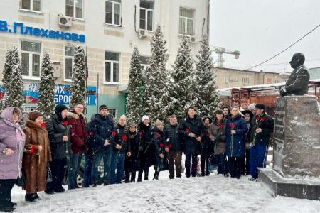 Тульские коммунисты и комсомольцы возложили цветы   к памятнику В.А. Стародубцеву