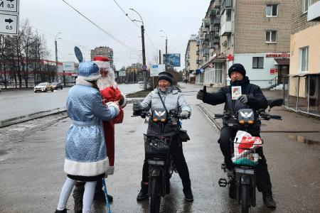 Коммунисты города Иваново проводят предновогоднюю акцию «Красный Дед Мороз»