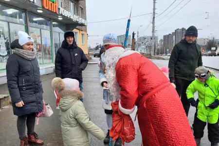 Коммунисты города Иваново проводят предновогоднюю акцию «Красный Дед Мороз»