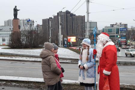 Коммунисты города Иваново проводят предновогоднюю акцию «Красный Дед Мороз»