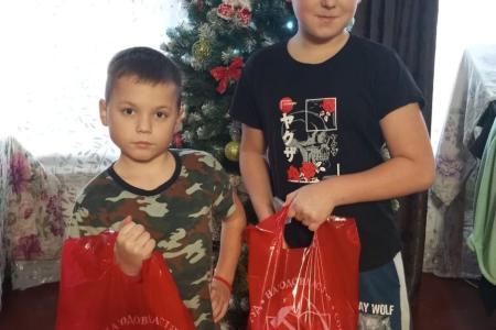 Дети Брянщины продолжают получать новогодние подарки от КПРФ