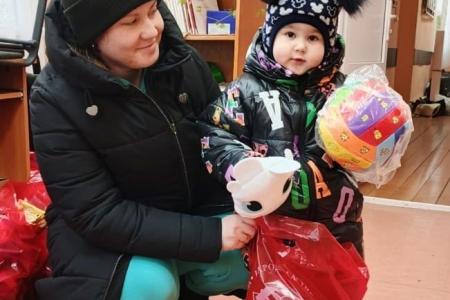 Дети Брянщины продолжают получать новогодние подарки от КПРФ