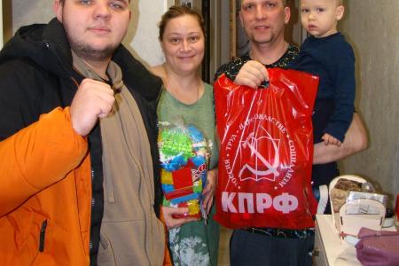 Дети Брянщины продолжают получать новогодние подарки от КПРФ