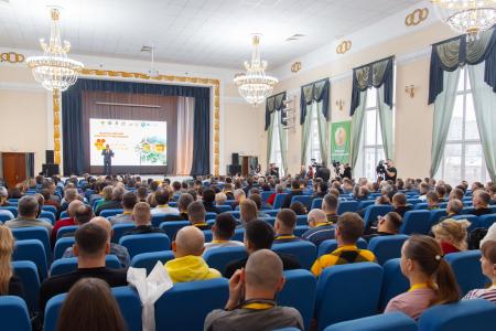 Олег Лебедев передал слова приветствия от лидера КПРФ Геннадия Зюганова участникам Всероссийского конгресса пчеловодов