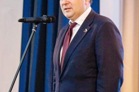 Олег Лебедев передал слова приветствия от лидера КПРФ Геннадия Зюганова участникам Всероссийского конгресса пчеловодов