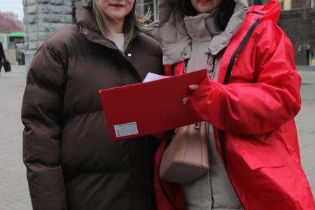 Коммунисты и комсомольцы Челябинска провели акцию "Красные в городе"