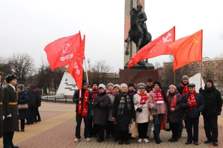 Калужские коммунисты возложили цветы к памятнику Г.К. Жукову