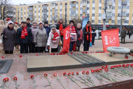 Калужские коммунисты возложили цветы к памятнику Г.К. Жукову