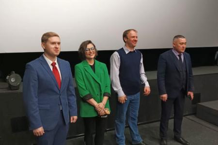 Челябинские коммунисты поздравили детей с Новым годом