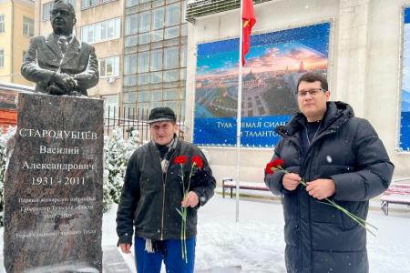 Тульские коммунисты и комсомольцы возложили цветы   к памятнику В.А. Стародубцеву