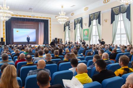 Олег Лебедев передал слова приветствия от лидера КПРФ Геннадия Зюганова участникам Всероссийского конгресса пчеловодов