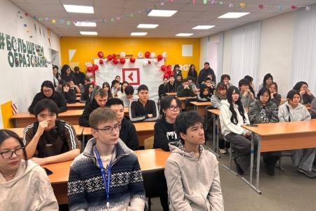 Секретарь ЦК КПРФ Владимир Исаков провёл встречу со студентами Колледжа цифровых профессий «Синергия» в городе Якутске