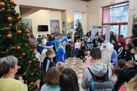 Челябинские коммунисты поздравили детей с Новым годом