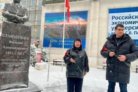 Тульские коммунисты и комсомольцы возложили цветы   к памятнику В.А. Стародубцеву