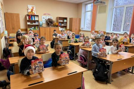 Московские коммунисты поздравляют пионеров с наступающим Новым годом