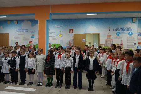 Московские коммунисты поздравляют пионеров с наступающим Новым годом